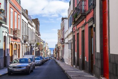 Las-Palmas de Gran Canaria, İspanya, 5 Ocak 2018. Geleneksel binalar, caddenin mimari kompleksini adalar için tipik hale getirsin.