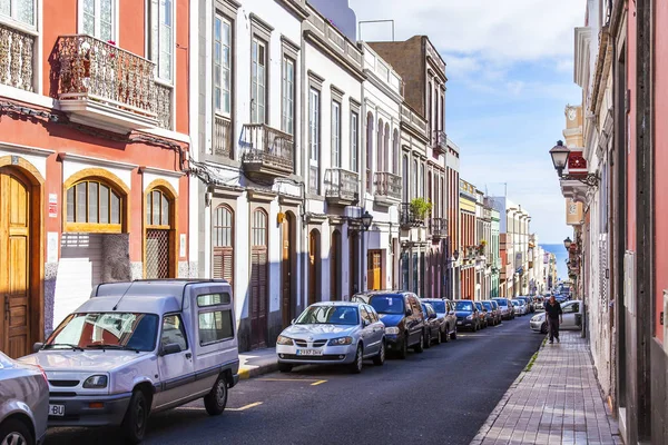 Las-Palmas de Gran Canaria, İspanya, 5 Ocak 2018. Geleneksel binalar, caddenin mimari kompleksini adalar için tipik hale getirsin.