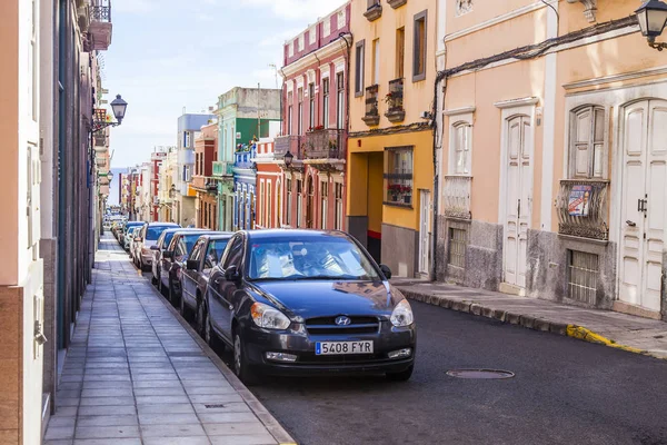 Las-Palmas de Gran Canaria, İspanya, 5 Ocak 2018. Geleneksel binalar, caddenin mimari kompleksini adalar için tipik hale getirsin.
