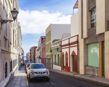 Las-Palmas de Gran Canaria, İspanya, 5 Ocak 2018. Geleneksel binalar, caddenin mimari kompleksini adalar için tipik hale getirsin.