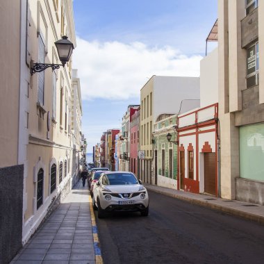 Las-Palmas de Gran Canaria, İspanya, 5 Ocak 2018. Geleneksel binalar, caddenin mimari kompleksini adalar için tipik hale getirsin.
