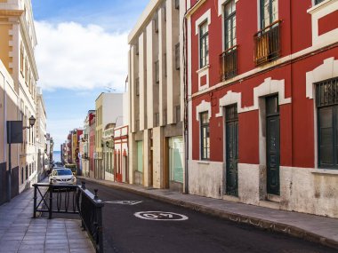 Las-Palmas de Gran Canaria, İspanya, 5 Ocak 2018. Geleneksel binalar, caddenin mimari kompleksini adalar için tipik hale getirsin.