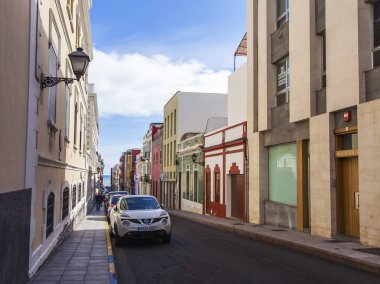 Las-Palmas de Gran Canaria, İspanya, 5 Ocak 2018. Geleneksel binalar, caddenin mimari kompleksini adalar için tipik hale getirsin.