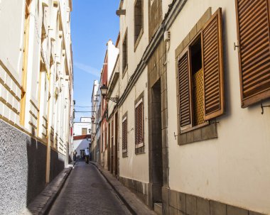 Las-Palmas de Gran Canaria, İspanya, 5 Ocak 2018. Geleneksel binalar, caddenin mimari kompleksini adalar için tipik hale getirsin.