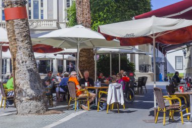Las-Palmas de Gran Canaria, İspanya, 5 Ocak 2018. İnsanlar yemek yiyor ve sokak kafeküçük masaların arkasında dinlenmek var 