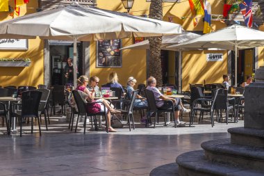 Las-Palmas de Gran Canaria, İspanya, 5 Ocak 2018. İnsanlar yemek yiyor ve sokak kafeküçük masaların arkasında dinlenmek var 