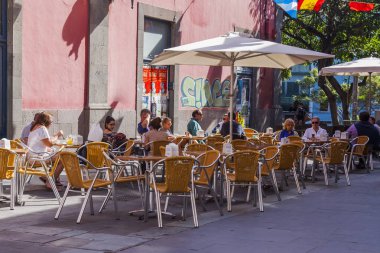 Las-Palmas de Gran Canaria, İspanya, 5 Ocak 2018. İnsanlar yemek yiyor ve sokak kafeküçük masaların arkasında dinlenmek var 