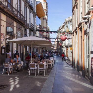 Las-Palmas de Gran Canaria, İspanya, 5 Ocak 2018. Triana şehir merkezinde güzel bir sokak. İnsanlar sokak kafesinde dinleniyor ve yemek yiyor.