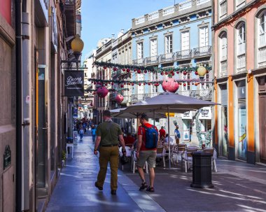 Las-Palmas de Gran Canaria, İspanya, 5 Ocak 2018. Triana şehir merkezinde güzel bir sokak. İnsanlar sokak kafesinde dinleniyor ve yemek yiyor.