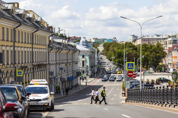 2019年7月8日 ロシア モスクワ 車はロズデストヴェンスキー大通りに行く — ストック写真