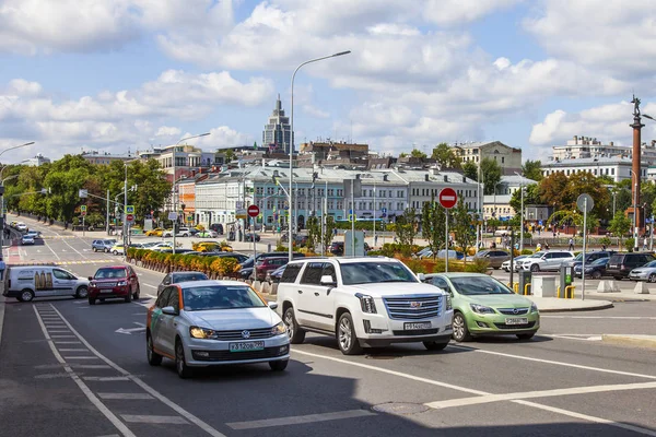 Moskva Rusko Července 2019 Auta Jdou Rozhdestvenskij Bulvár — Stock fotografie