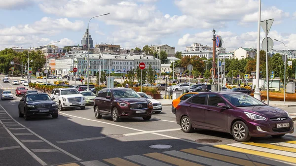 Moscú Rusia Julio 2019 Los Coches Van Rozhdestvensky Boulevard —  Fotos de Stock