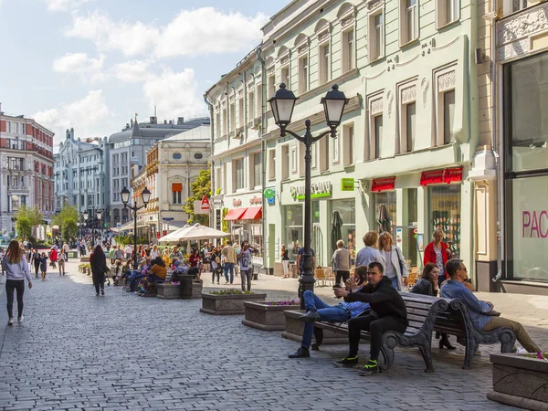 2019年7月8日 ロシア モスクワ 人々はお祝いの家具でクズネツキー橋通りに沿って行きます — ストック写真