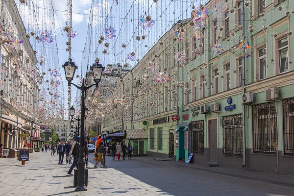 俄罗斯莫斯科 2019年7月8日 人们穿着节日家具沿着罗日德斯特文卡街 — 图库照片