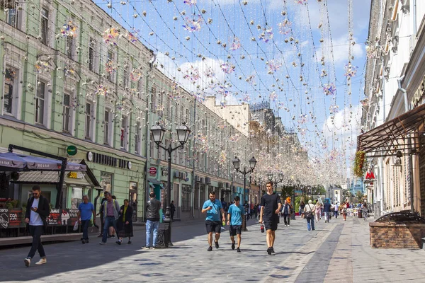 2019年7月8日 ロシア モスクワ 人々はお祝いの家具でロズデストヴェンカ通りに沿って行きます — ストック写真