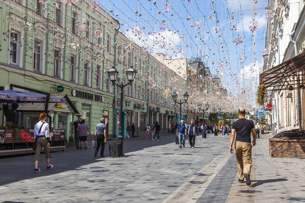 Moscú Rusia Julio 2019 Gente Largo Calle Rozhdestvenka Muebles Festivos — Foto de Stock