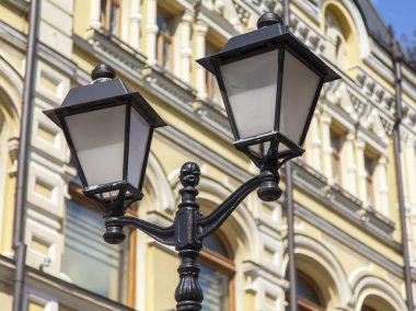 Moskova, Rusya, 8 Temmuz 2019 tarihinde. Kuznetsky Bridge Caddesi'nde güzel bir sokak lambası