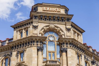 Moskova, Rusya, 8 Temmuz 2019 tarihinde. Tarihi binanın etrafında tipik mimari. Binanın bir cephesinin dekoratif elemanları 