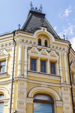 Moskova, Rusya, 8 Temmuz 2019 tarihinde. Tarihi binanın etrafında tipik mimari. Binanın bir cephesinin dekoratif elemanları 