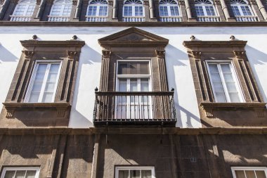 Las-Palmas de Gran Canaria, İspanya, 5 Ocak 2018. Güneş, takımadalar için tipik olan eski mimari yapının bir cephesini aydınlatAn