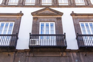 Las-Palmas de Gran Canaria, İspanya, 5 Ocak 2018. Güneş, takımadalar için tipik olan eski mimari yapının bir cephesini aydınlatAn