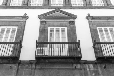 Las-Palmas de Gran Canaria, İspanya, 5 Ocak 2018. Güneş, takımadalar için tipik olan eski mimari yapının bir cephesini aydınlatAn