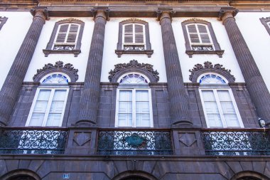 Las-Palmas de Gran Canaria, İspanya, 5 Ocak 2018. Güneş, takımadalar için tipik olan eski mimari yapının bir cephesini aydınlatAn