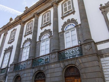 Las-Palmas de Gran Canaria, İspanya, 5 Ocak 2018. Güneş, takımadalar için tipik olan eski mimari yapının bir cephesini aydınlatAn