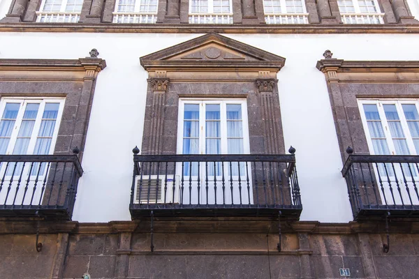 Las-Palmas de Gran Canaria, İspanya, 5 Ocak 2018. Güneş, takımadalar için tipik olan eski mimari yapının bir cephesini aydınlatAn