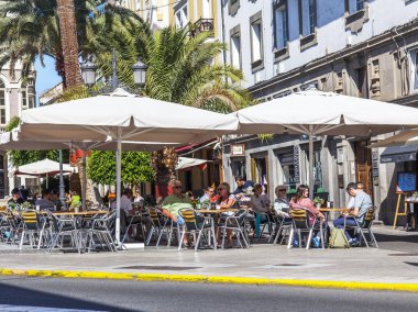 Las-Palmas de Gran Canaria, İspanya, 5 Ocak 2018. İnsanlar yemek yiyor ve sokak kafeküçük masaların arkasında dinlenmek var 