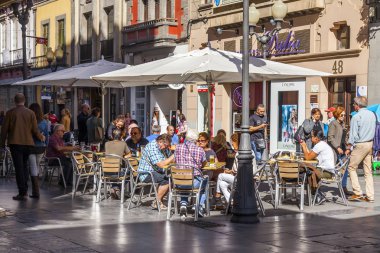Las-Palmas de Gran Canaria, İspanya, 5 Ocak 2018. İnsanlar yemek yiyor ve sokak kafeküçük masaların arkasında dinlenmek var