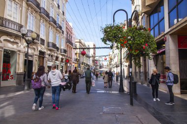Las-Palmas de Gran Canaria, İspanya, 5 Ocak 2018. Triana şehir merkezinde güzel bir sokak. İnsanlar cadde boyunca gider.
