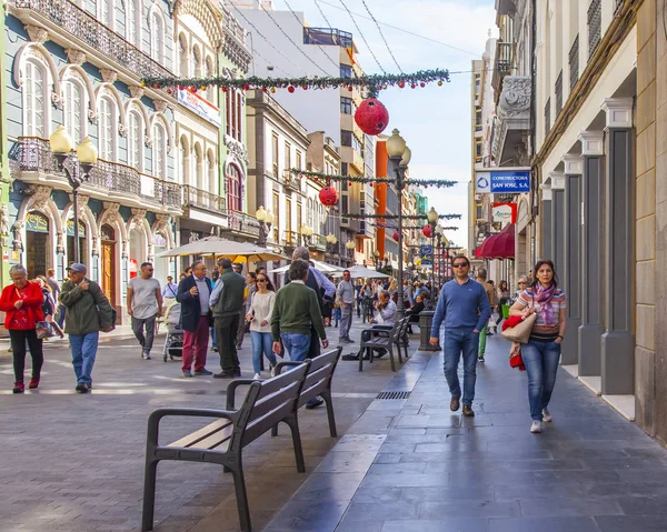 Las-Palmas de Gran Canaria, İspanya, 5 Ocak 2018. Triana şehir merkezinde güzel bir sokak. İnsanlar cadde boyunca gider.