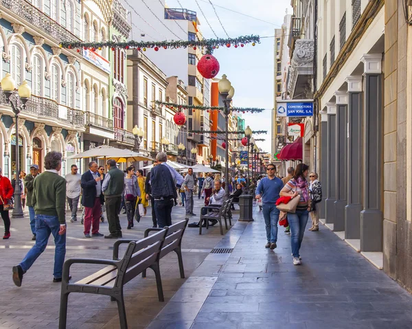 Las-Palmas de Gran Canaria, İspanya, 5 Ocak 2018. Triana şehir merkezinde güzel bir sokak. İnsanlar cadde boyunca gider.