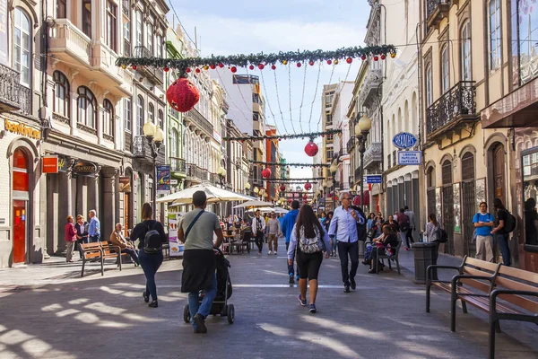 Las-Palmas de Gran Canaria, İspanya, 5 Ocak 2018. Triana şehir merkezinde güzel bir sokak. İnsanlar cadde boyunca gider.