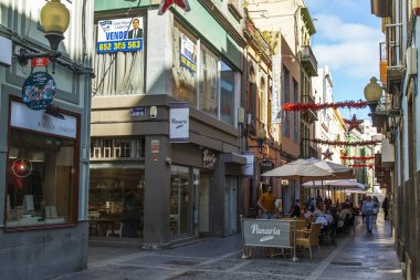 Las-Palmas de Gran Canaria, İspanya, 5 Ocak 2018. Triana şehir merkezinde güzel bir sokak. İnsanlar cadde boyunca gider.