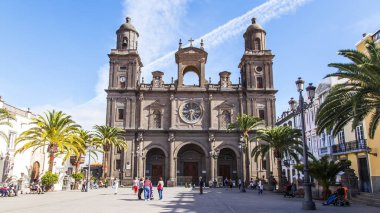 Las Palmas de Gran Canaria, İspanya, 10 Ocak 2018 üzerinde. Katedral ve onu önünde kare