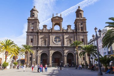Las Palmas de Gran Canaria, İspanya, 10 Ocak 2018 üzerinde. Katedral ve onu önünde kare