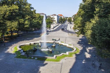 Münih, Almanya, üzerinde 16 Ağustos 2018. Güzel Çeşme Kent Meydanı süsleyen