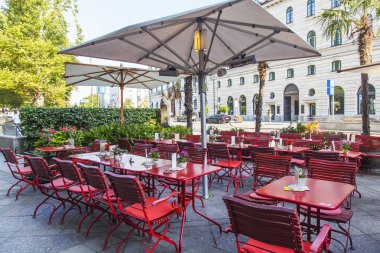 Münih, Almanya, üzerinde 16 Ağustos 2018. Ziyaretçiler için şehrin sokak üzerinde Kafe'nin küçük garsonluk