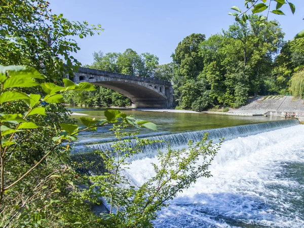 München Duitsland Augustus 2018 Schilderachtige Rivieroever Van Izar — Stockfoto