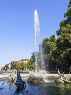 Münih, Almanya, üzerinde 16 Ağustos 2018. Güzel Çeşme Kent Meydanı süsleyen