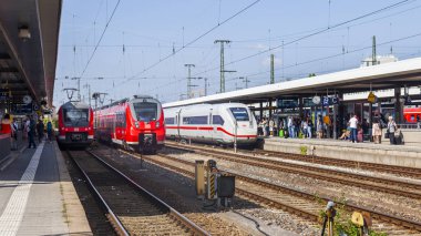 Nürnberg, Almanya, 21 Ağustos 2018 tarihinde. Tren istasyonu platformunda yolcular