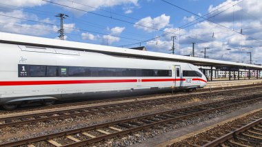 Nürnberg, Almanya, 21 Ağustos 2018 tarihinde. Tren istasyonu yakınında modern yüksek hızlı tren