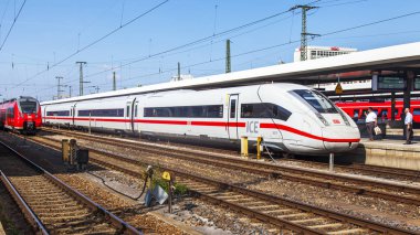 Nürnberg, Almanya, 21 Ağustos 2018 tarihinde. Tren istasyonu yakınında modern yüksek hızlı tren