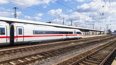 Nürnberg, Almanya, 21 Ağustos 2018 tarihinde. Tren istasyonu yakınında modern yüksek hızlı tren
