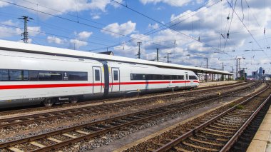Nürnberg, Almanya, 21 Ağustos 2018 tarihinde. Tren istasyonu yakınında modern yüksek hızlı tren