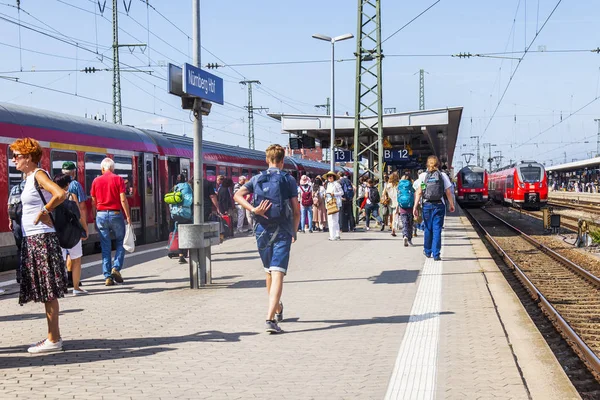 Norimberk Německo Srpna 2018 Cestující Nástupišti Nádraží — Stock fotografie