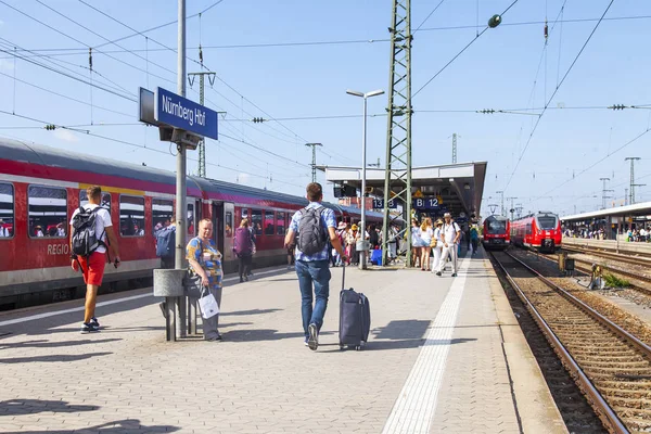 2018年8月21日 ドイツのニュルンベルク 鉄道駅のプラットホームの乗客 — ストック写真