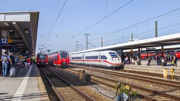 2018年8月21日 ドイツのニュルンベルク 鉄道駅近くの近代的な高速列車 — ストック写真